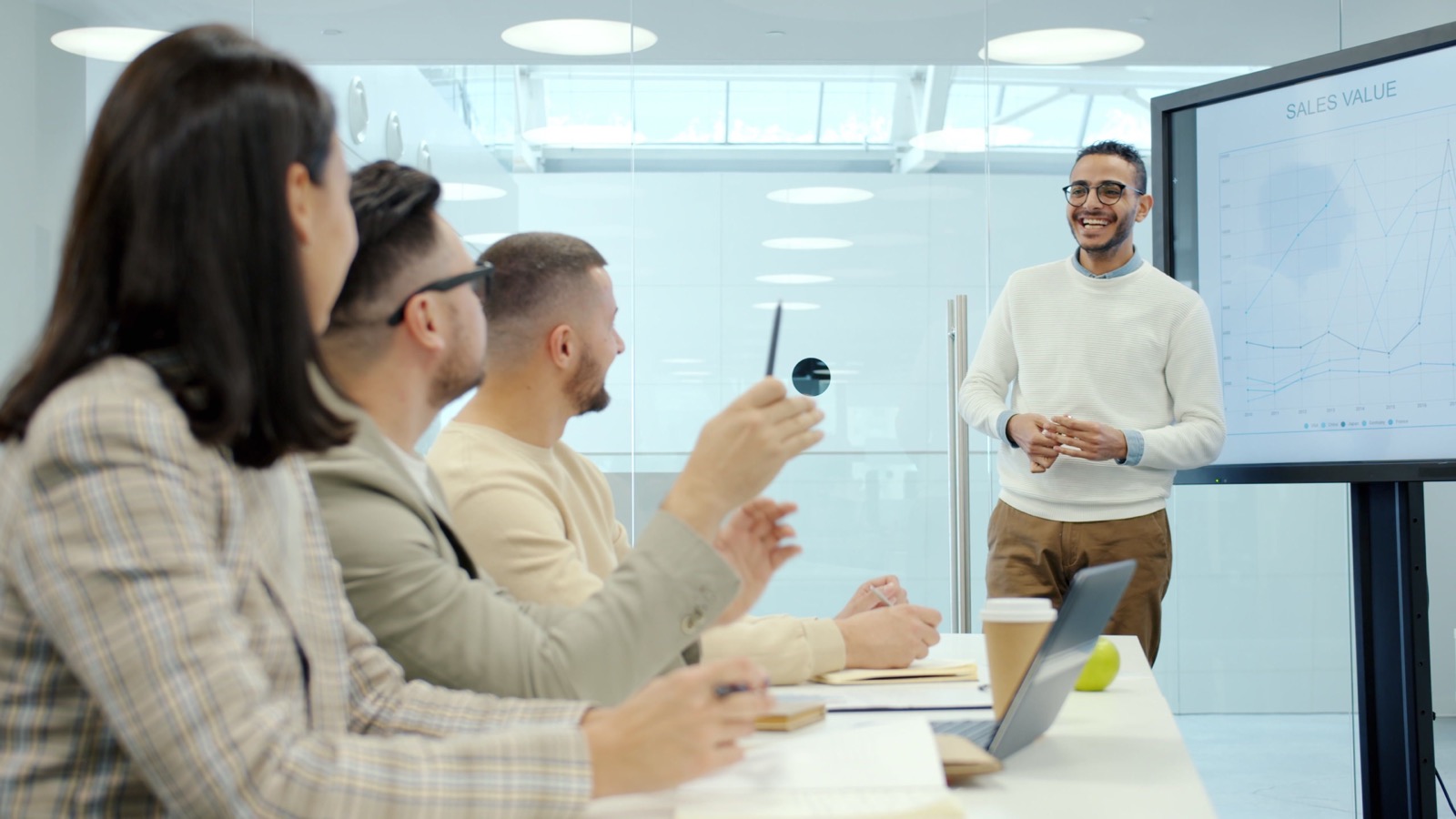 Un entrepreneur pitch son projet devant des investisseurs