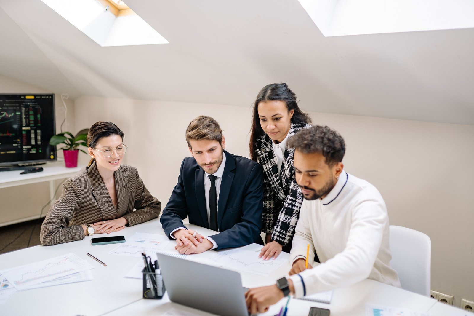 Des Business Angels en discussion autour d'un dossier